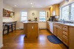 Fully equipped kitchen with seat and lots of surfaces to entertain